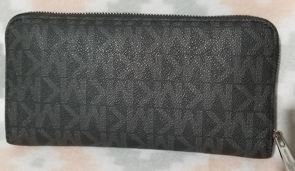 Beautiful Michael Kors wallet - Picture 2 of 5